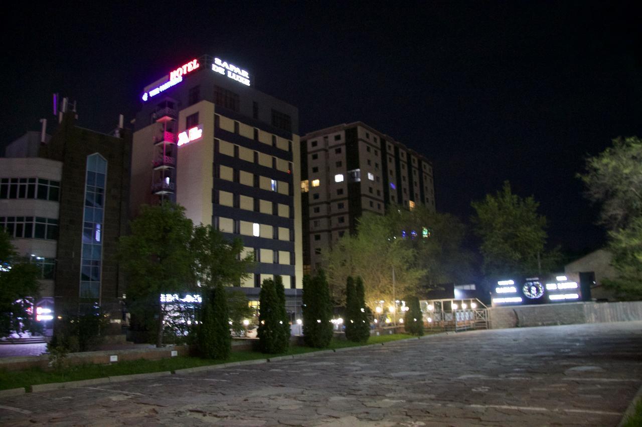 ホテル Deluxe Plaza アルマトイ エクステリア 写真